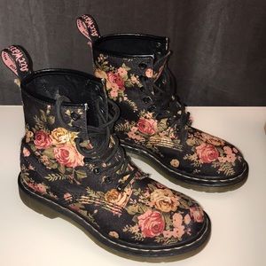 DR. MARTENS  Air Wair “Victorian Flowers” boots